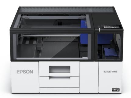Epson SureColor V1000 — מדפסת UV שולחנית A4 לסובלימציה והדפסה על משטחים קשיחים